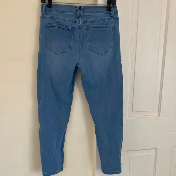 Light Wash High-Rise Skinny Jeans - Women's - Picture 5 of 14